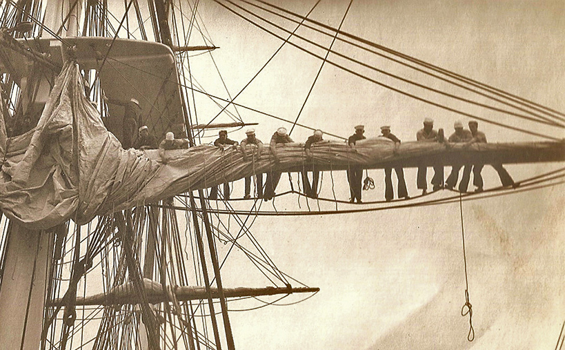 This image has an empty alt attribute; its file name is 13-1931CrewFurlingMainsail-1.jpg